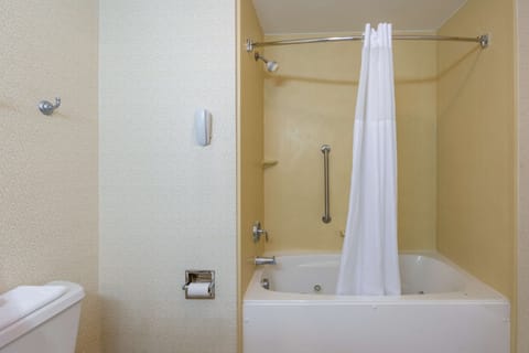 Studio, 1 King Bed, Non Smoking (Whirlpool) | Bathroom | Towels