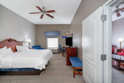 Suite, 1 Bedroom, Non Smoking | Desk, free WiFi, bed sheets, alarm clocks