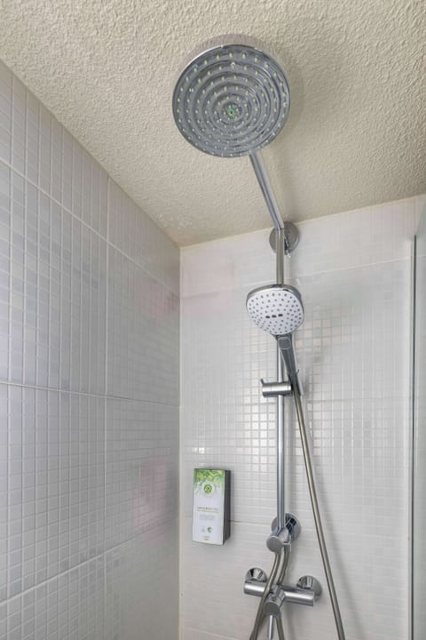 Combined shower/tub, eco-friendly toiletries, hair dryer, towels