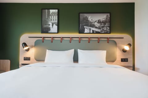 Standard Room, 1 Queen Bed | Premium bedding, desk, blackout drapes, iron/ironing board