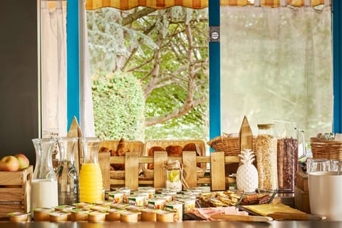 Daily cooked-to-order breakfast (EUR 11.90 per person)