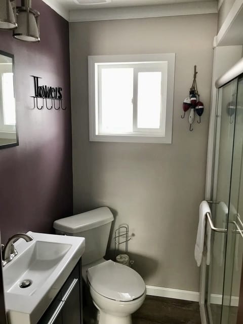 Cabin | Bathroom | Shower, free toiletries, towels
