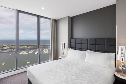 1 Bedroom Mini Ocean Suite | Premium bedding, in-room safe, desk, laptop workspace