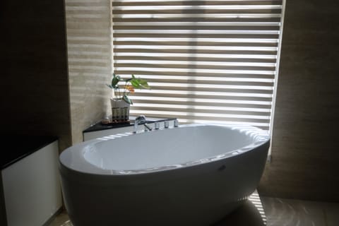 Executive Room, 1 King Bed, Bathtub - Leisure Only | Deep soaking bathtub