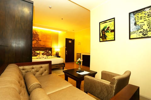 Deluxe Suite | Minibar, in-room safe, free WiFi, bed sheets