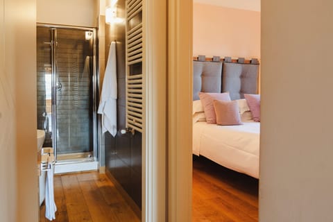 Deluxe Suite, Garden View | Bathroom | Shower, rainfall showerhead, designer toiletries, hair dryer