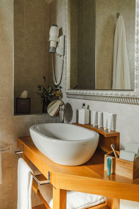 Junior Suite, Mountain View | Bathroom amenities | Shower, rainfall showerhead, designer toiletries, hair dryer