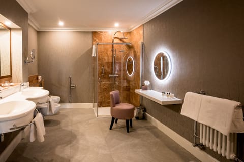 Executive Suite (Double Room) | Bathroom | Separate tub and shower, deep soaking tub, free toiletries, hair dryer