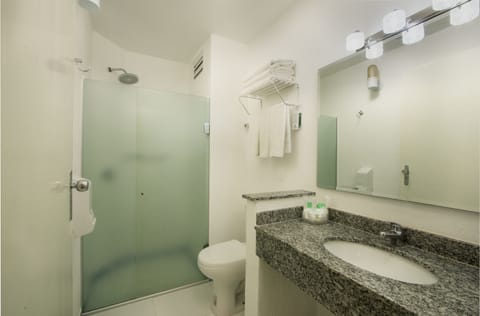 Deluxe Triple Room | Bathroom | Shower, hair dryer, towels, soap