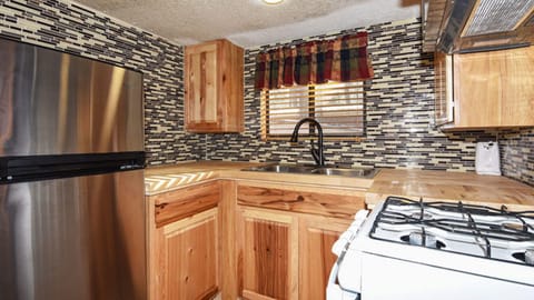 Blue Jay Cabin | Private kitchen | Fridge, microwave, stovetop, coffee/tea maker