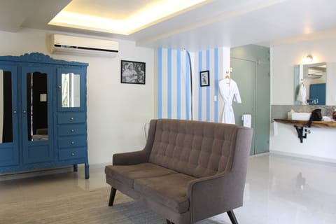 Master Suite Double Room | Premium bedding, down comforters, in-room safe, individually decorated