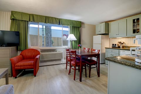 Suite (Lower Level) | Private kitchen