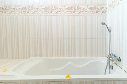 Superior Room | Deep soaking bathtub