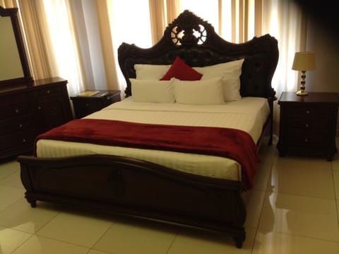 Deluxe Room, 1 King Bed | In-room safe, desk, laptop workspace, rollaway beds