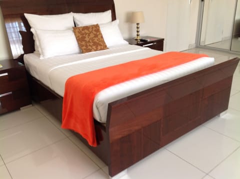 Deluxe Room, 1 Queen Bed | In-room safe, desk, laptop workspace, rollaway beds