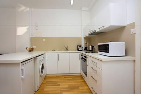 City Apartment | Private kitchen | Fridge, microwave, oven, stovetop