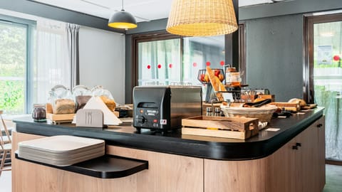 Breakfast, lunch, dinner served; French cuisine