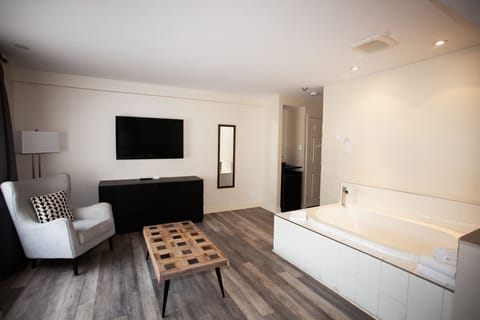 Grande Suite, 1 King Bed, Jetted Tub - Non Smoking | Desk, blackout drapes, iron/ironing board, free WiFi