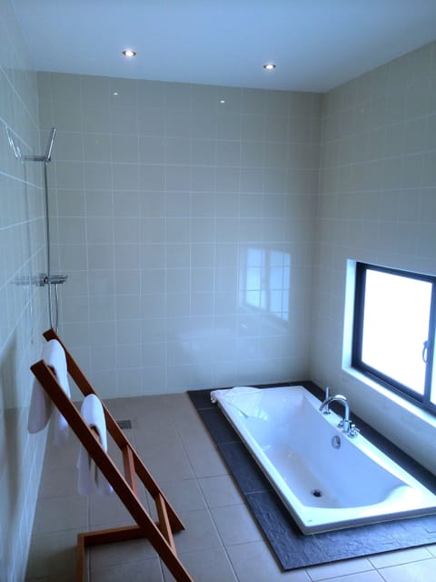 Royal Bungalow, Garden Area | Bathroom | Combined shower/tub, free toiletries, towels