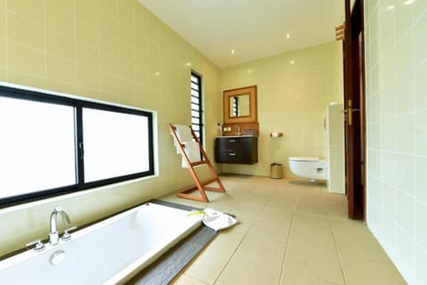 Bungalow, Garden Area | Bathroom | Combined shower/tub, free toiletries, towels