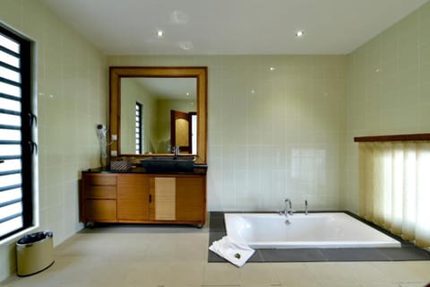 Combined shower/tub, free toiletries, towels