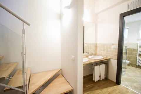 Deluxe Quadruple Room | Bathroom | Shower, rainfall showerhead, hair dryer, towels