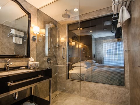 Superior Room, 2 Twin Beds | Bathroom | Shower, free toiletries, hair dryer, bathrobes