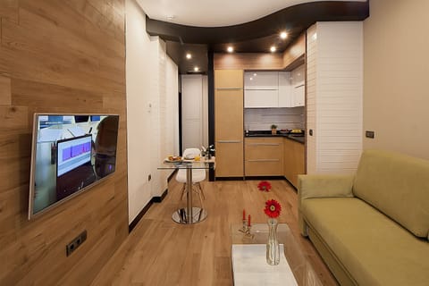 Deluxe Studio | Living room | Flat-screen TV