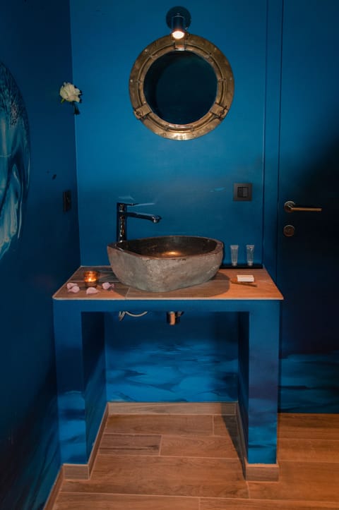 Titanic Suite, Mezzanine | Bathroom sink