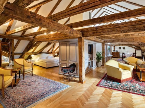 Hypo-allergenic bedding, minibar, in-room safe, desk