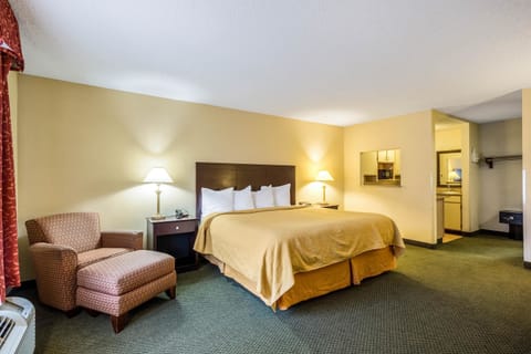 Standard Room, 1 King Bed, Smoking | Premium bedding, pillowtop beds, in-room safe, desk