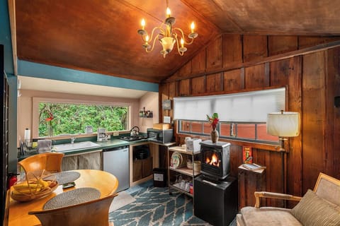 Romantic Cottage, 1 Queen Bed | Private kitchen | Fridge, microwave, coffee/tea maker