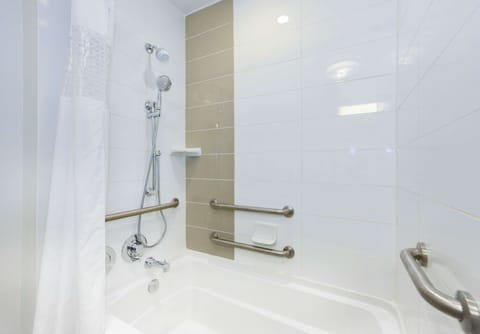 Combined shower/tub, free toiletries, towels