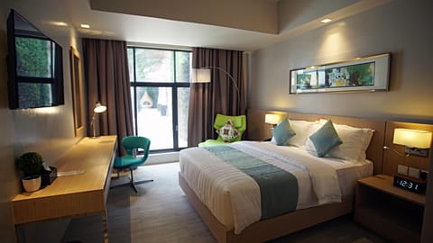 Deluxe Room, 1 Queen Bed | Premium bedding, pillowtop beds, in-room safe, individually decorated