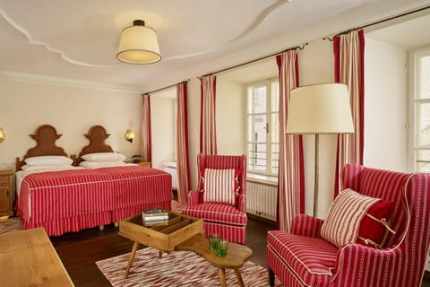 Deluxe Room, 1 King Bed | 1 bedroom, premium bedding, minibar, in-room safe