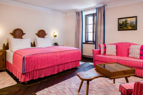 Junior Suite, 1 King Bed, Non Smoking | 1 bedroom, premium bedding, minibar, in-room safe