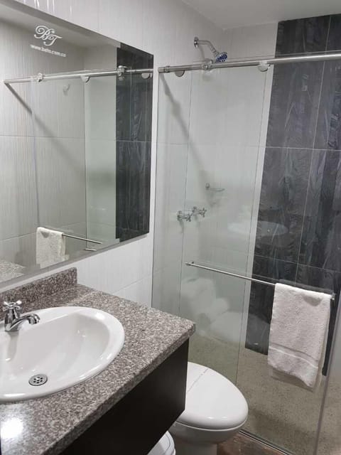 Family Room (4 People) | Bathroom | Shower, towels