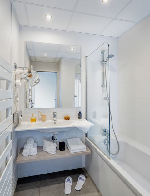 Premium Suite | Bathroom | Free toiletries, hair dryer, bathrobes, towels