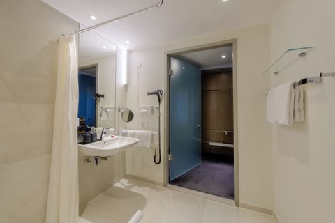 Standard Room, 1 Queen Bed, Accessible (Accesible) | Bathroom | Eco-friendly toiletries, hair dryer, towels