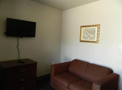 Standard Room, 1 Queen Bed, Non Smoking, Kitchenette | Living room | 32-inch flat-screen TV with cable channels, TV