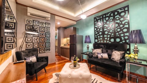 Executive Suite | Living area | Flat-screen TV