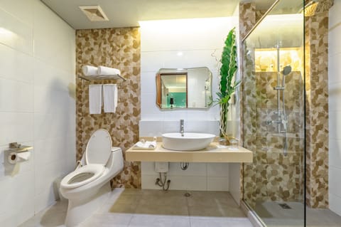 Executive Suite | Bathroom | Shower, free toiletries, hair dryer, slippers