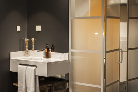 Superior Room | Bathroom | Free toiletries, hair dryer, towels