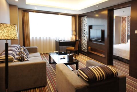 Luxury Suite | Blackout drapes, free WiFi, bed sheets