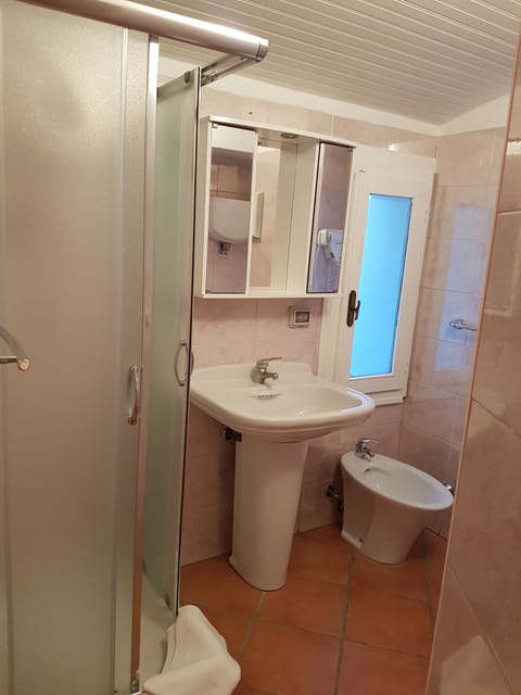 Shower, free toiletries, hair dryer, bidet