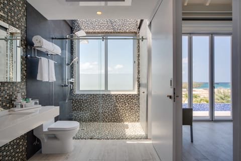 Master King Ocean View Suite with an Extra Room and Semi Private Infinity Pool | Bathroom | Shower, free toiletries, hair dryer, towels