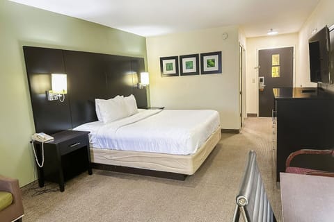 Room, 1 King Bed | Premium bedding, desk, iron/ironing board, free WiFi