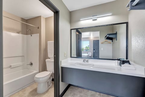 Combined shower/tub, free toiletries, towels