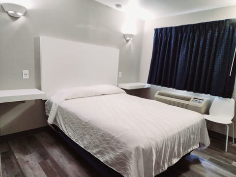 Economy Room, 1 Queen Bed, Non Smoking | Desk, free WiFi, bed sheets