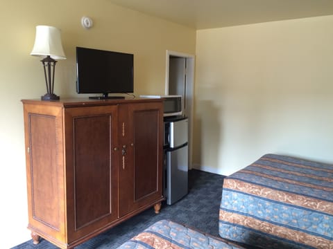 Room, 2 Double Beds | Room amenity